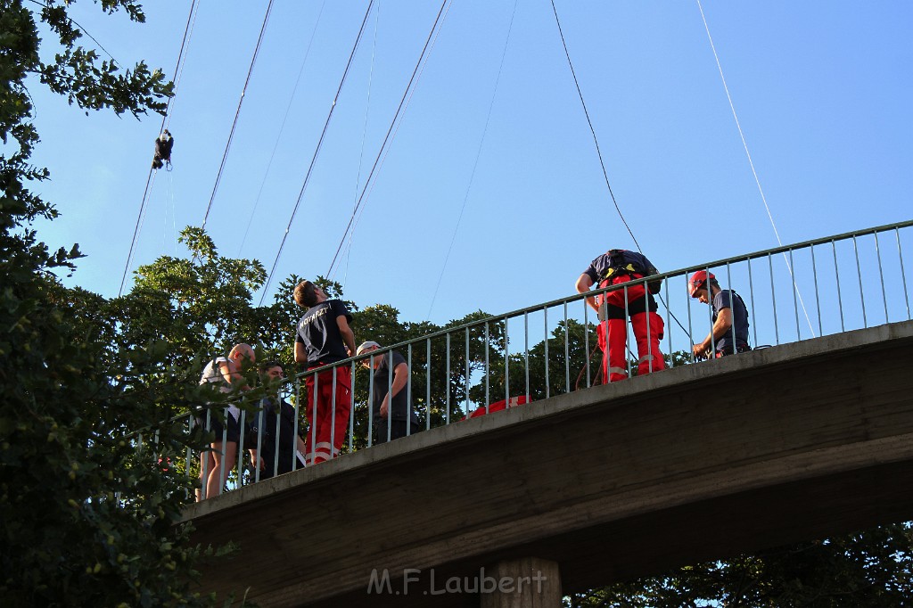 Koelner Seilbahn Gondel blieb haengen Koeln Linksrheinisch P572.JPG